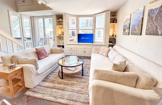 True Ski in/Ski out- Quaint, Comfortable & Convenient