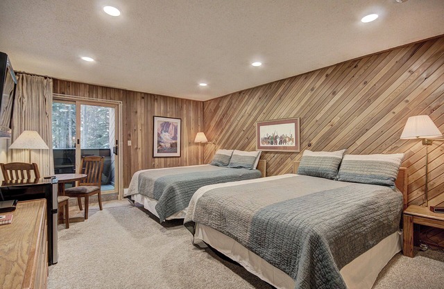 Ski in/Ski Out Hotel Room. CM112H Parking offsite!