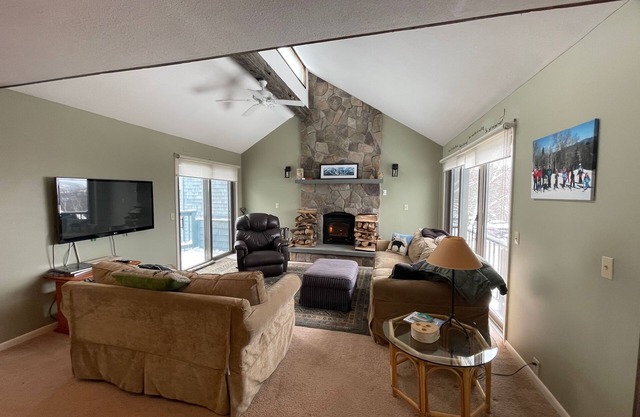 ski in/ski out cozy condo with great views & privacy - one minute walk to trails