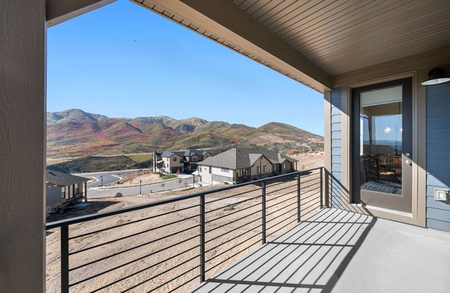 Ski & Lake Retreat: Views Await