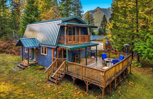 Ski at White Pass. Hike Rainier. Private Hot Tub.