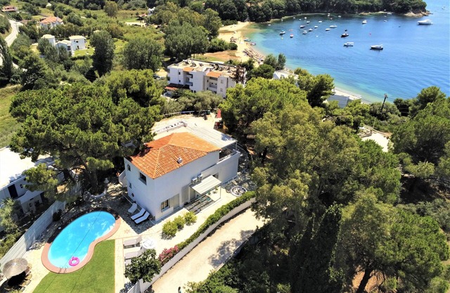 Villa spacieuse avec piscine privée surplombant la plage (à 2 minutes à pied)