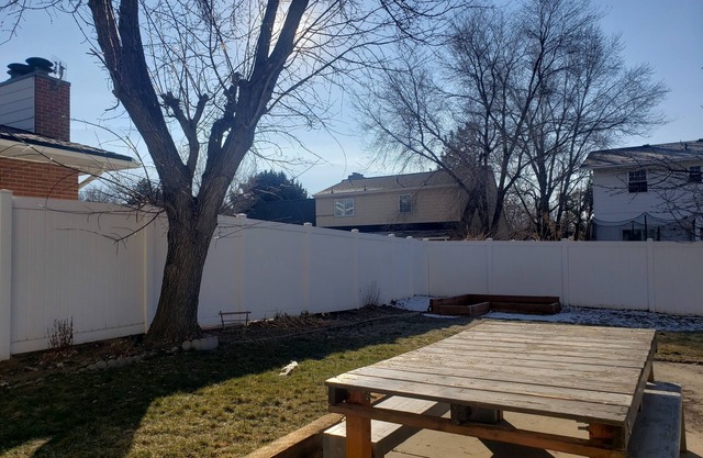 SkiBum Paradise w/fireplace & large fenced yard (pet friendly!)