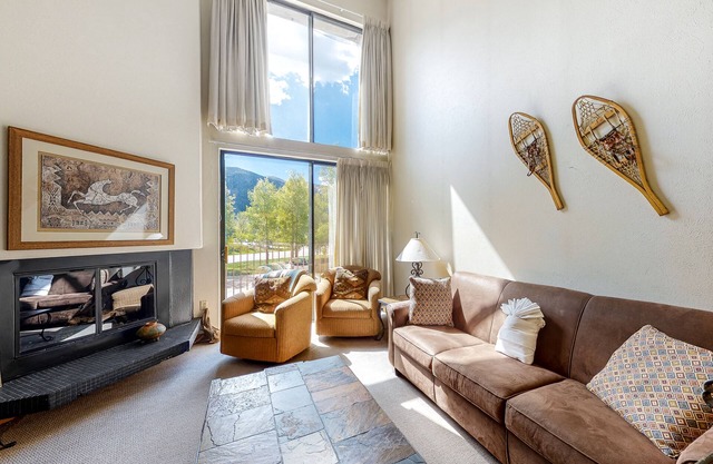 Skier studio with ski views, shared hot tub and sauna - close to ski lifts