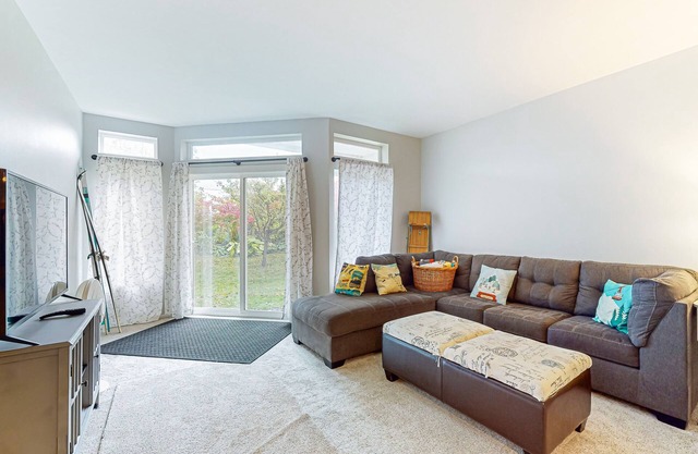 Skiers condo, walk-out to ground level, near the slopes, walk to lifts, wifi, TV