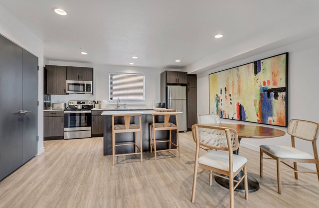 Superbe maison de ville du centre-ville: 2 suites 2. 5 bains