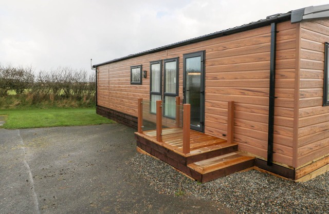 SKOMER LODGE, family friendly, with a garden in Broad Haven