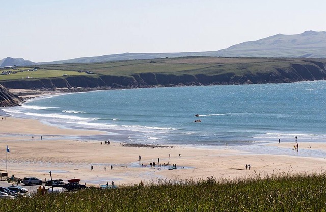 Skomer View, Holiday Home Roch, Nr Newgale, Sleeps 10, 4 bedrooms, bathrooms