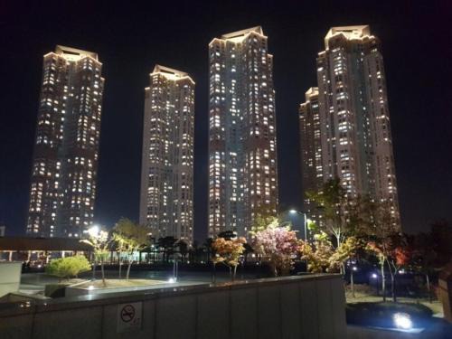 Sky lounge with Han River view, Ilsan Lake Park, KINTEX, Goyang Sports Complex, Gimpo Airport- Landmark Stay in Ilsan exclusively for foreigners