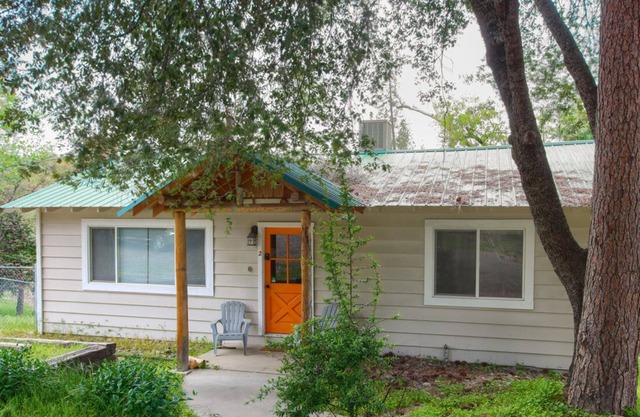 Sky Ranch Cottages - Orange Door