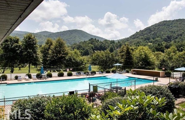 Bungalow Sky Valley niché à 3000 pieds avec vue panoramique sur les montagnes et terrain de golf!
