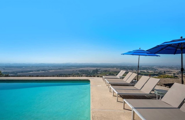 Sky View: All-Season Heated Pool & Hot Tub, 5 Acres, EV Plug
