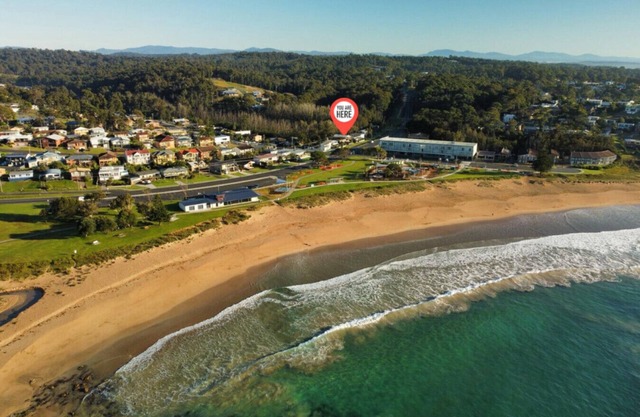 Skyes Beach House - Beachfront Getaway