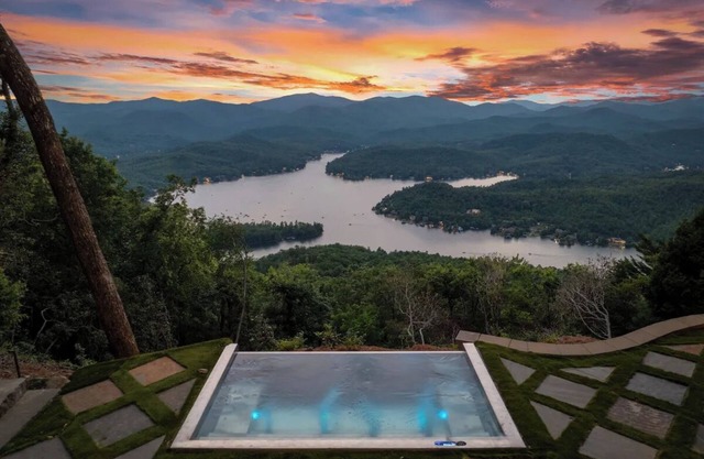 The SkyHaüs @ Lake Burton - incredible views, hot tub, 3 grills, & porches.