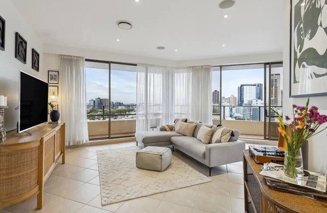 Skyhigh Apt w City Views, Pool, Gym & 2 Carparks