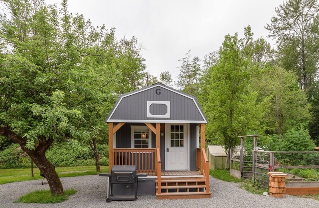 Skyko Estate Tiny House -beachfront, pet friendly, near wine country+hikes