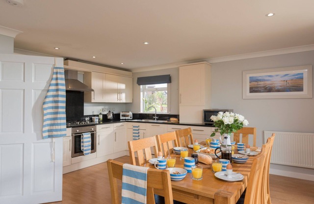 Skylark sleeps 8 private Hot Tub & Dogs welcome Nr Padstow, Resort Pool Bar & Watersports