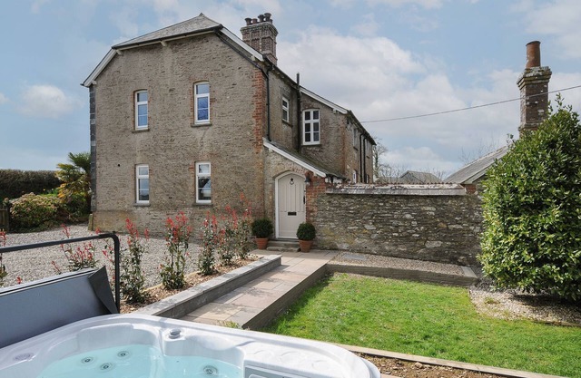 SKYLARKS, pet friendly, character holiday cottage in Looe