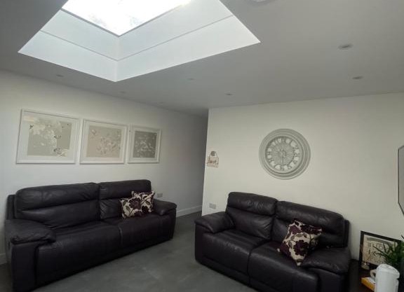 Skylight Deluxe Apartment with free parking, close to Windsor, Legoland and Heathrow