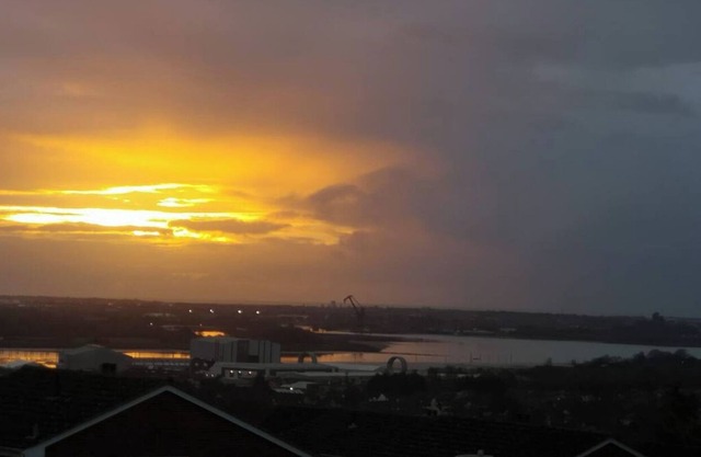 Skylight View - great views- home from home experience- quiet residential area,
