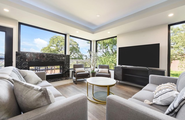 Skyline Haven:5BR/3.5BA + Garage Parking + Rooftop