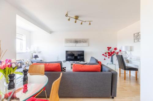 Skyline Haven - Modern 2B, Parking, Wifi & 4kTV