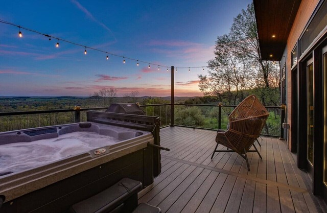 Skyline Serenity ( Hot Tub, Panorama, King Bed)