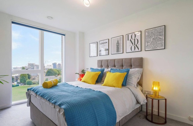 Impeccable Flat Near Canary Wharf and the City