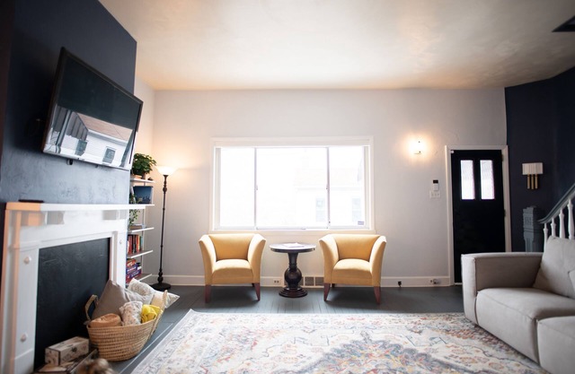 Skyline Views & Adventure ★ Dogs 👍 ★ Professionally Cleaned ★ Close to all!