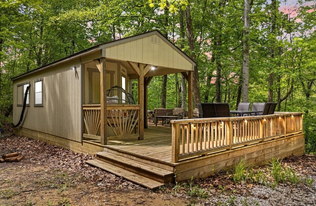 Cozy Skyridge cabin @ tranquil High Rock, Stanton wd WiFi, Hot-tub. Pet friendly