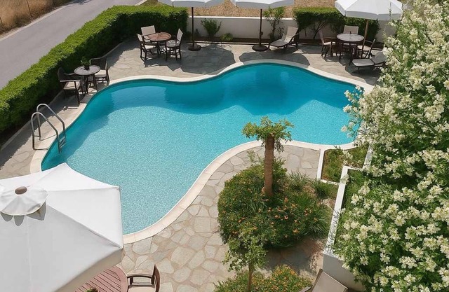 Skyros Lux Getaway - Poolside Retreat Near The Sea