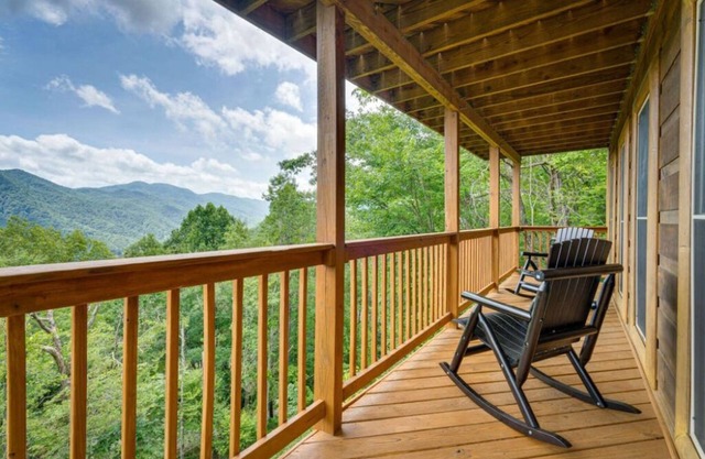 Skyview Retreat, BEST Views! Entire cabin in Robbinsville, North Carolina
