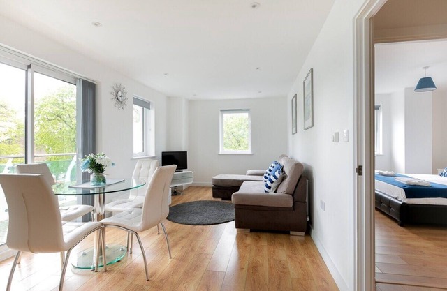 Skyvillion's Excellent 2 Bedroom Apartment (Enfield, Greater London)