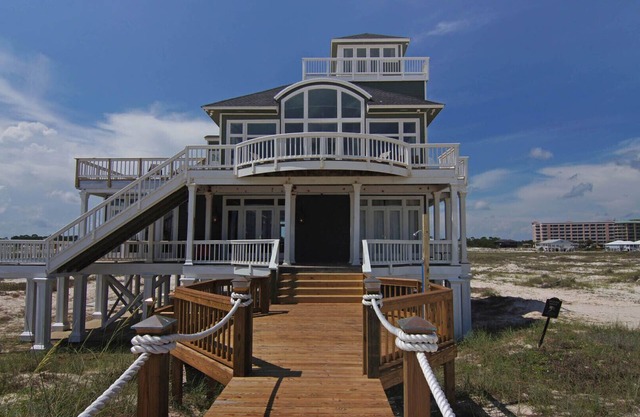 SkyWalk Lodge est une maison de plage conçue par un architecte et située devant le golfe.