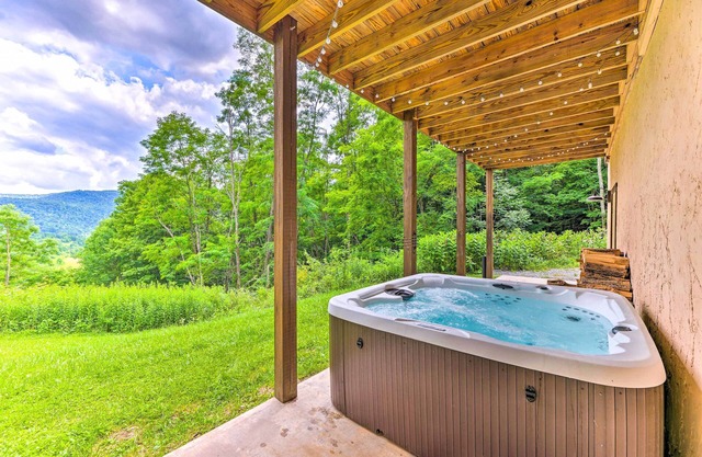 Slaty Fork Escape w/ Mountain View + Hot Tub!