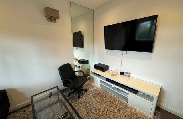 Sleek 1 BD Flat, 7 mins from Battersea Park