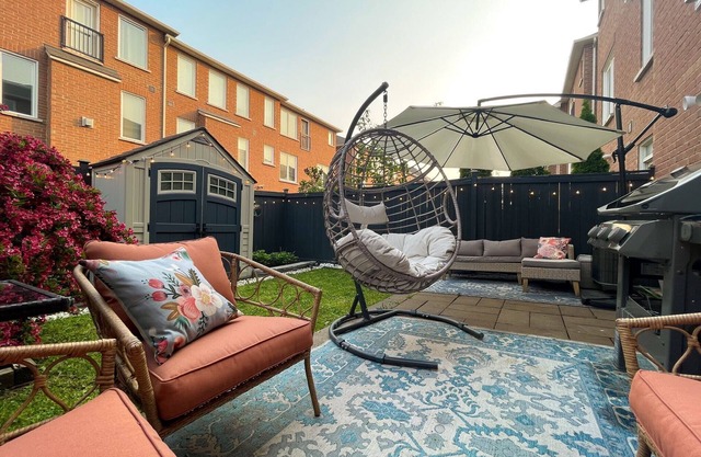 Sleek 3-Level Townhome, Close to Subway Station