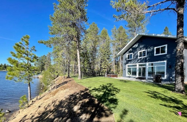Sleek Cabin Overlooking Lake Cascade w/ Hot Tub