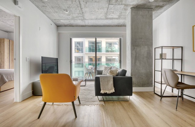 Sleek Downtown 1BR w/ Pool, Gym & W/D near Staples Center, by Blueground (LAX 542)