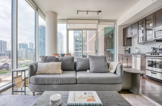 Sleek Downtown Austin 1BR w/ Gym, Pool & W/D, nr Rainey St, by Blueground