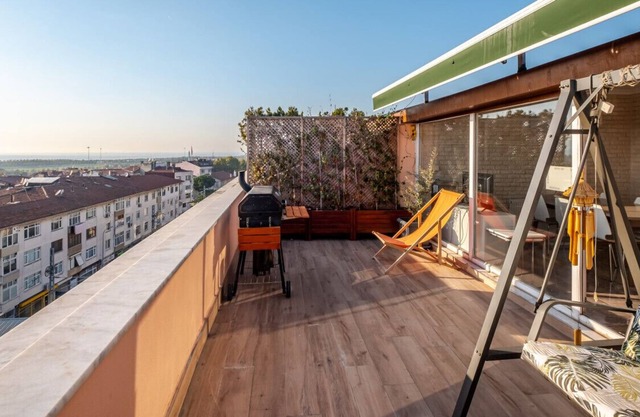 Sleek Flat near Public Transportation in Maltepe