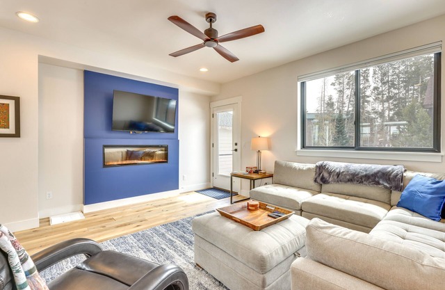 Sleek Fraser Townhome < 8 Mi to Winter Park!