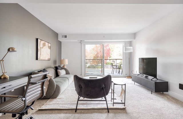 Sleek Menlo Park 2BR w/ Pool, W/D, Gym, near 82, 101, 280, by Blueground