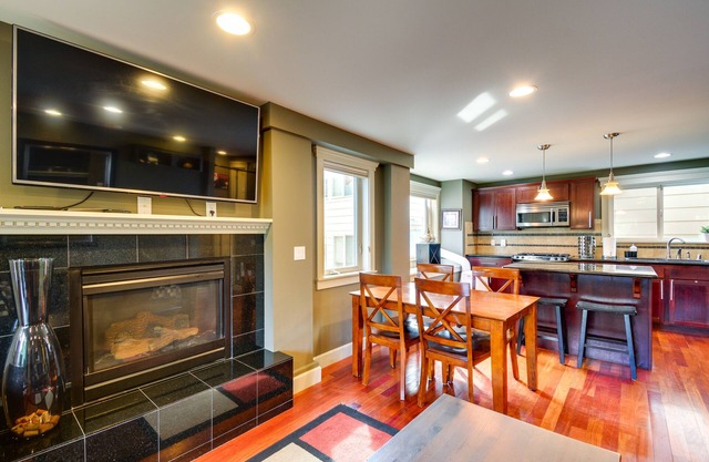 Sleek Seattle Getaway ~ 3 Mi to Alki Beach!