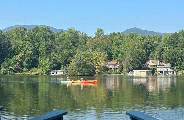 Sleep Lakeside in Our Cozy Boathouse with Mtn Views