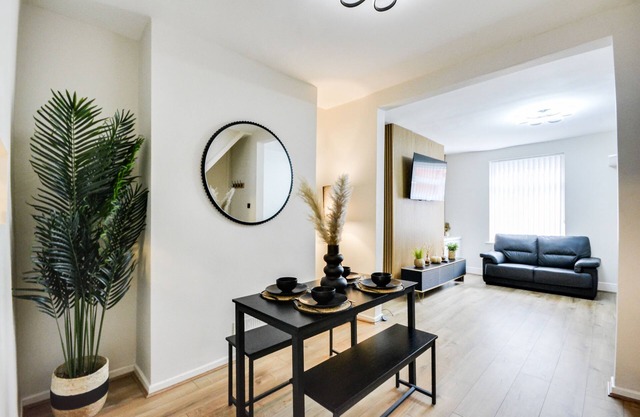Sleep Upto 5 Guests, Great Location & Free Parking