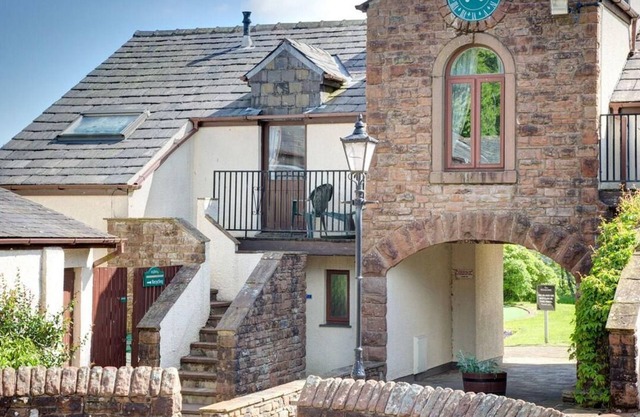 Sleep8 Cottage, disabled access onsite swim pool, gym & restaurant. Late bargain