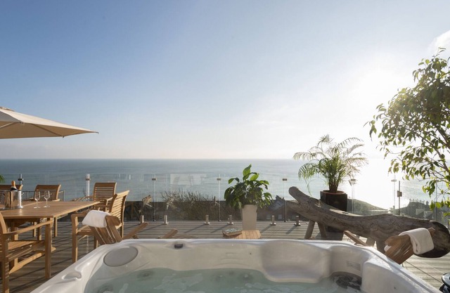 VRBO *Rare Find* Sleeps 18! Sea Views-Hot Tub-Cinema Room-Parking & Roof Terrace