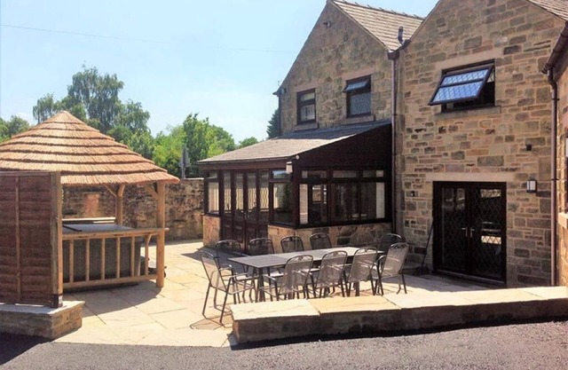 Sleeps 10 Guests and Includes Hot-tub, Games Room, & Electric car Charging Point