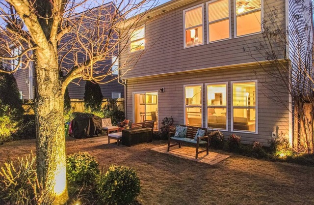 Secure 4BR Duluth Retreat, Ideal for 10. Explore Local Gems, Near I-85 & Attractions.